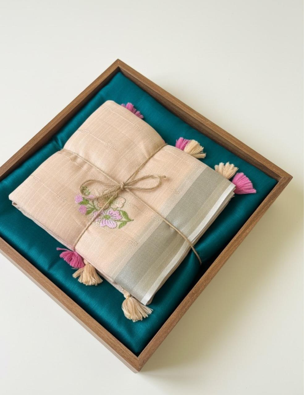 “🌸 Handcrafted Elegance – Premium Handloom Saree with Tassel Charm ✨”