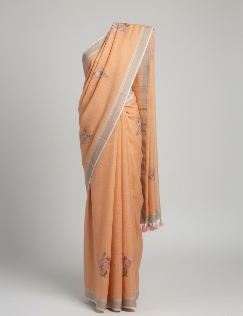 “🌸 Handcrafted Elegance – Premium Handloom Saree with Tassel Charm ✨”