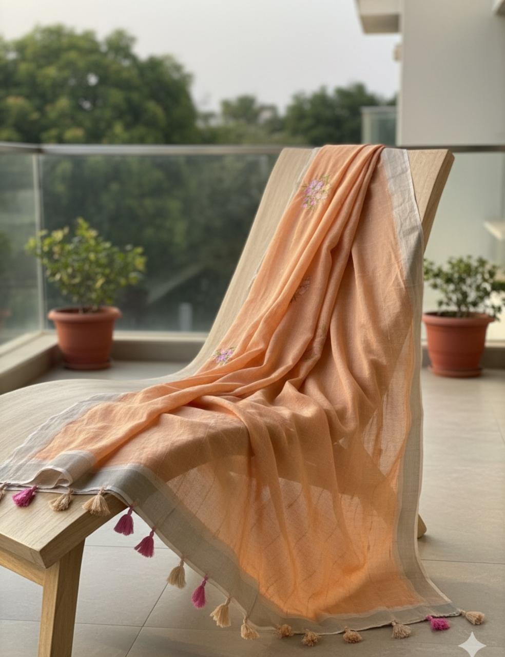 “🌸 Handcrafted Elegance – Premium Handloom Saree with Tassel Charm ✨”