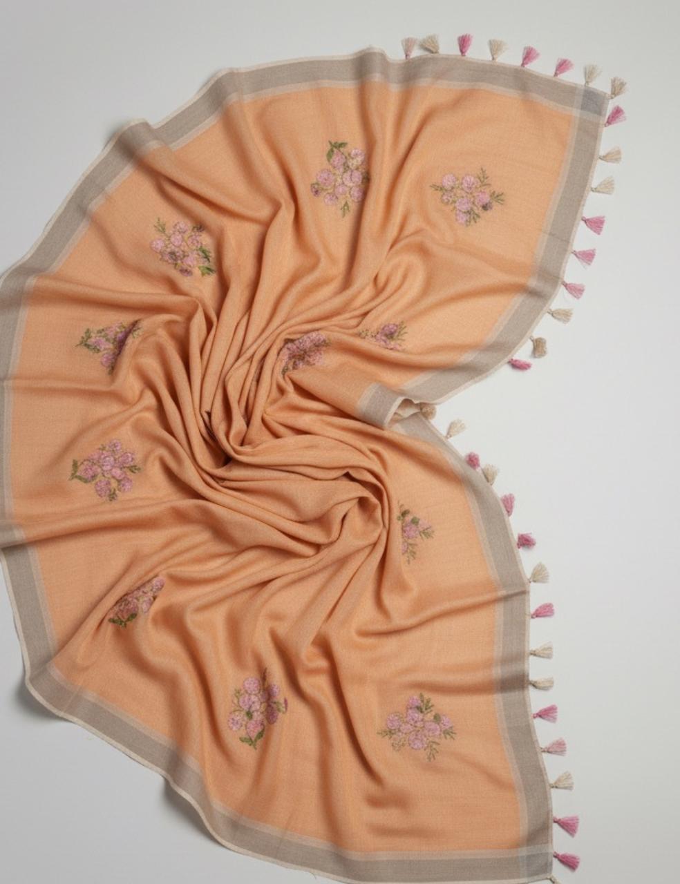 “🌸 Handcrafted Elegance – Premium Handloom Saree with Tassel Charm ✨”